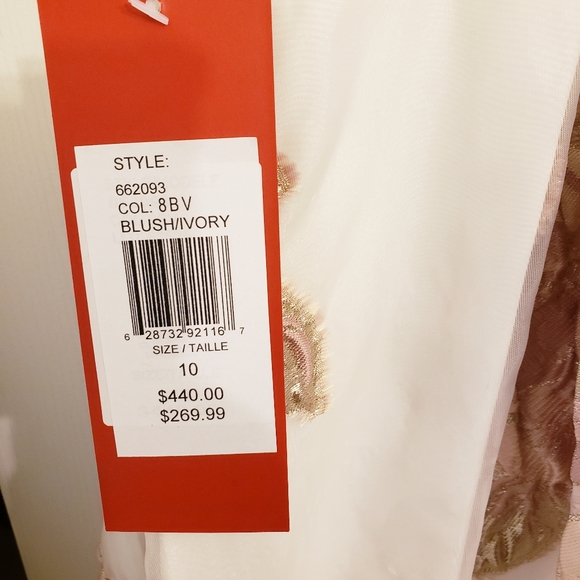 Gorgeous Carmen Marc Valvo infusion dress - Picture 7 of 8